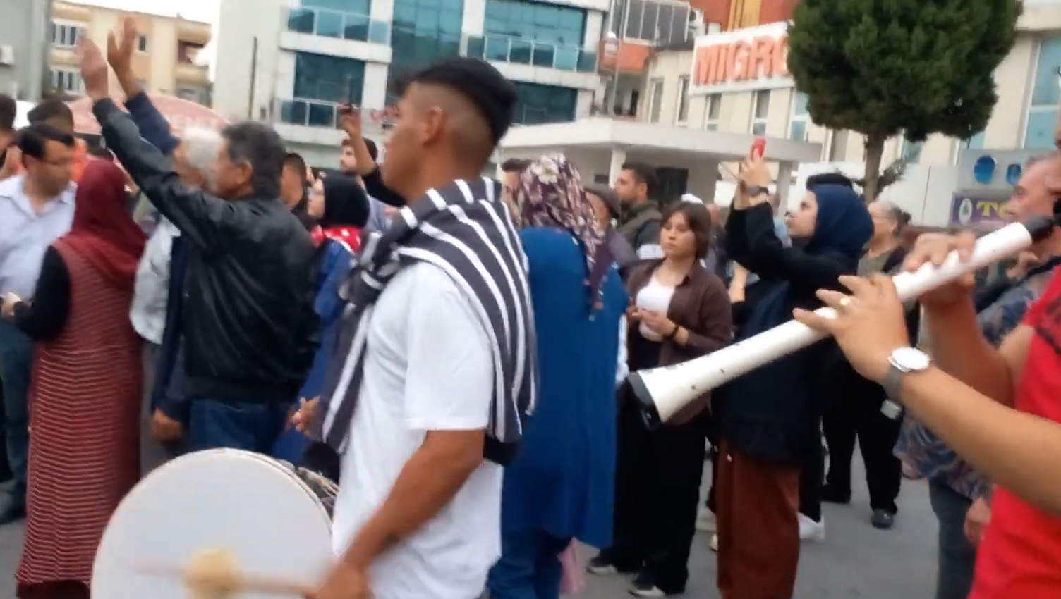 İzmir’de Asker Uğurlamalarını Gurur ve Coşkuyla Dolduran Davul Zurna Performansları